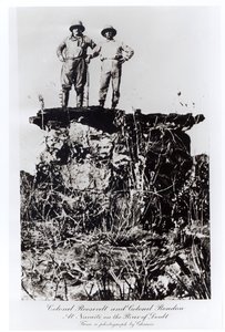 Kolonel Roosevelt en Kolonel Rondon bij Navaite aan de Rivier van Twijfel, naar een foto van Cherrie, 1898